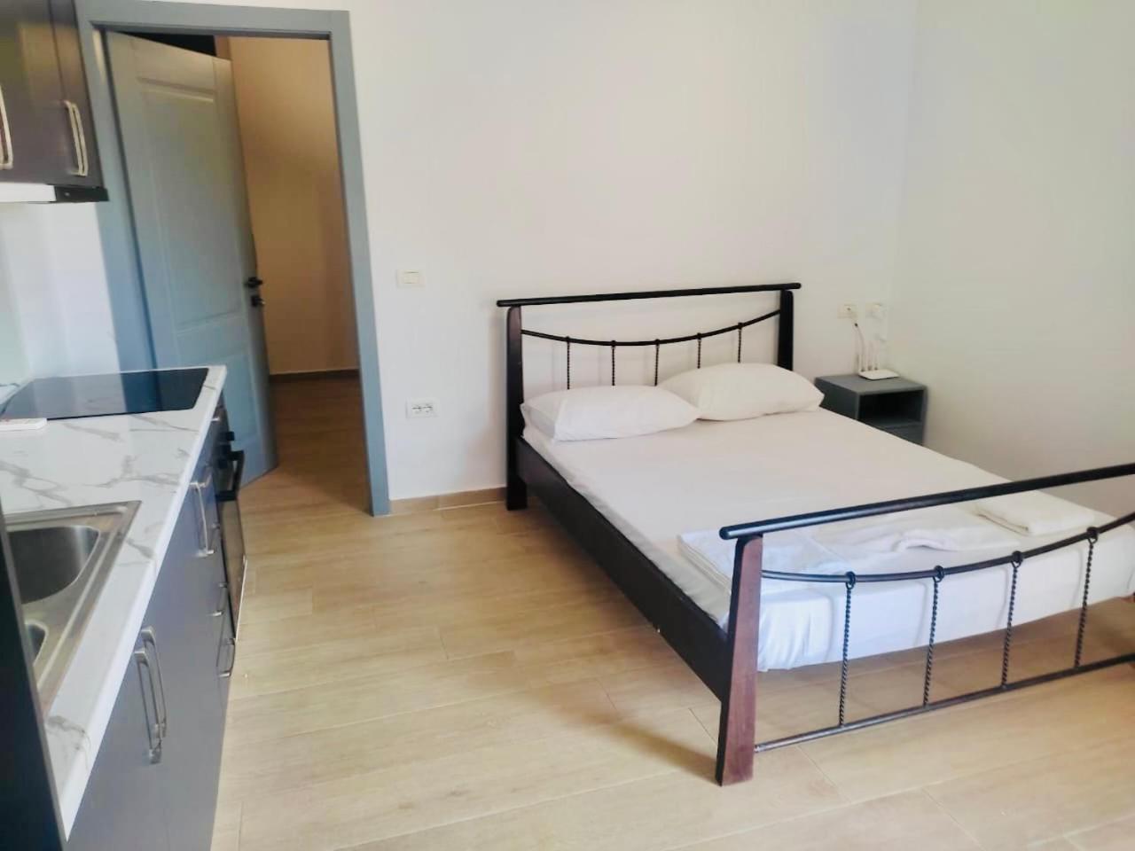 Petros Rooms Himare Exterior foto